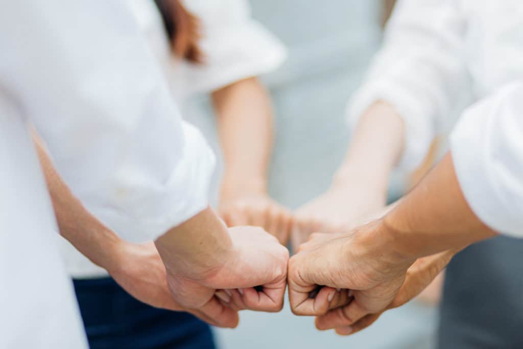 Hände zusammen - als Bild für Teamwork im Beraterteam von Dr. Hufenbach und Partner